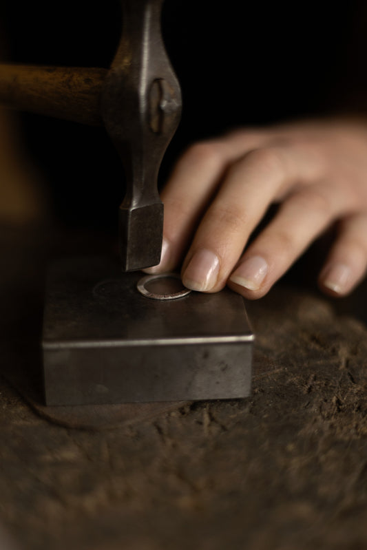 Une bague ou des boucles d'oreilles en argent