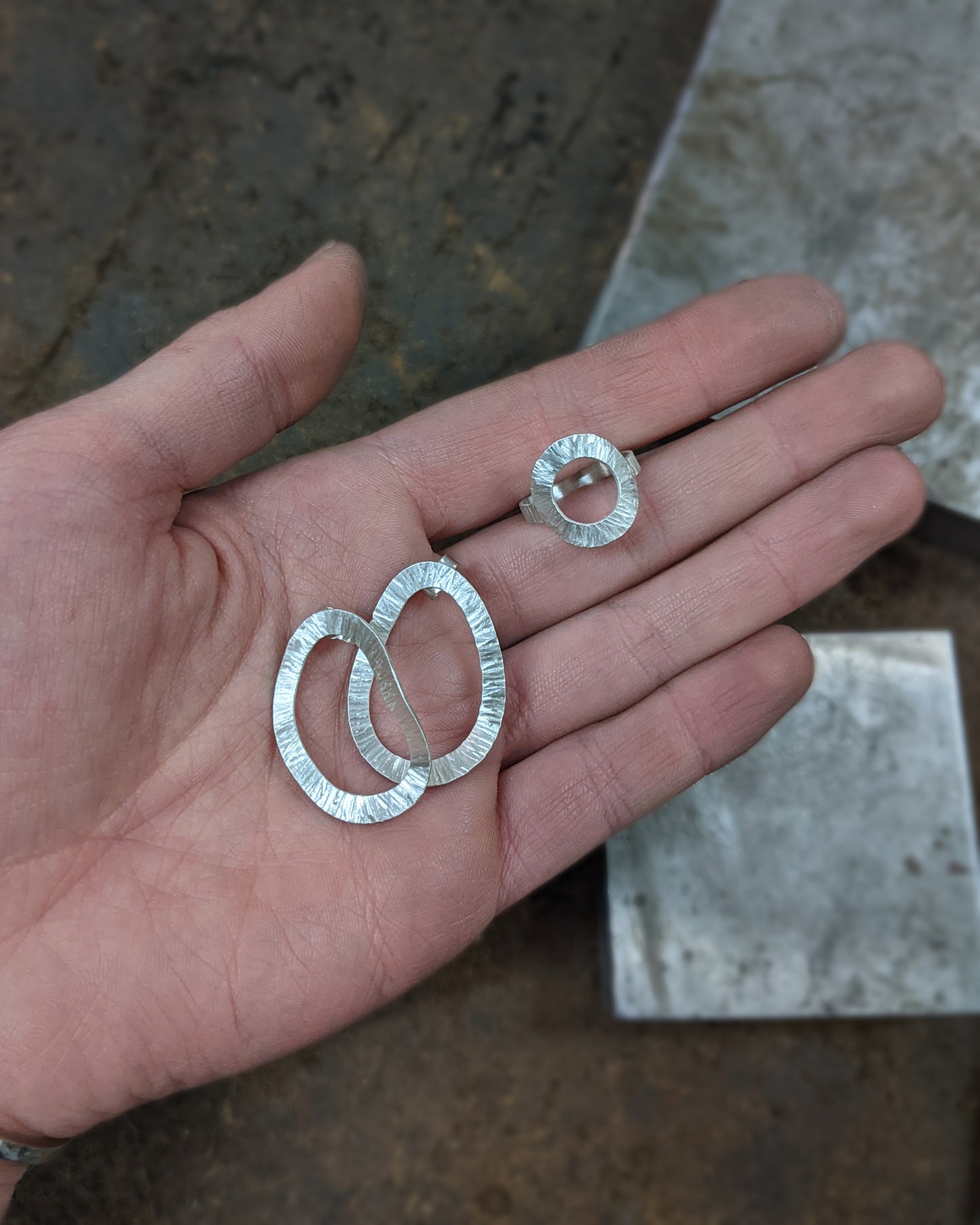 Une bague ou des boucles d'oreilles