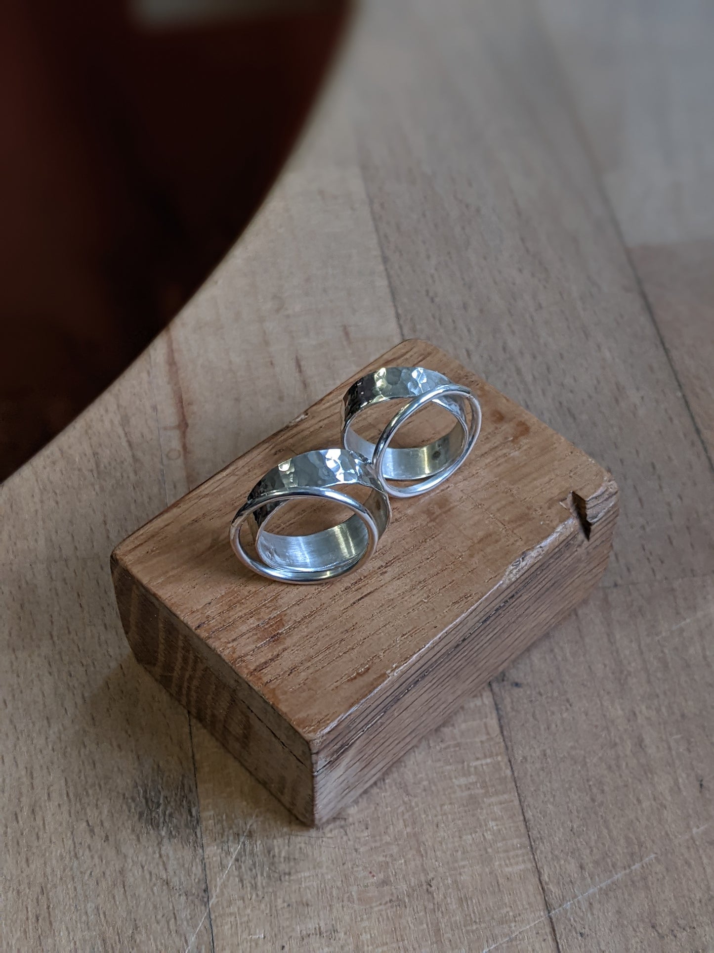 Une bague ou des boucles d'oreilles