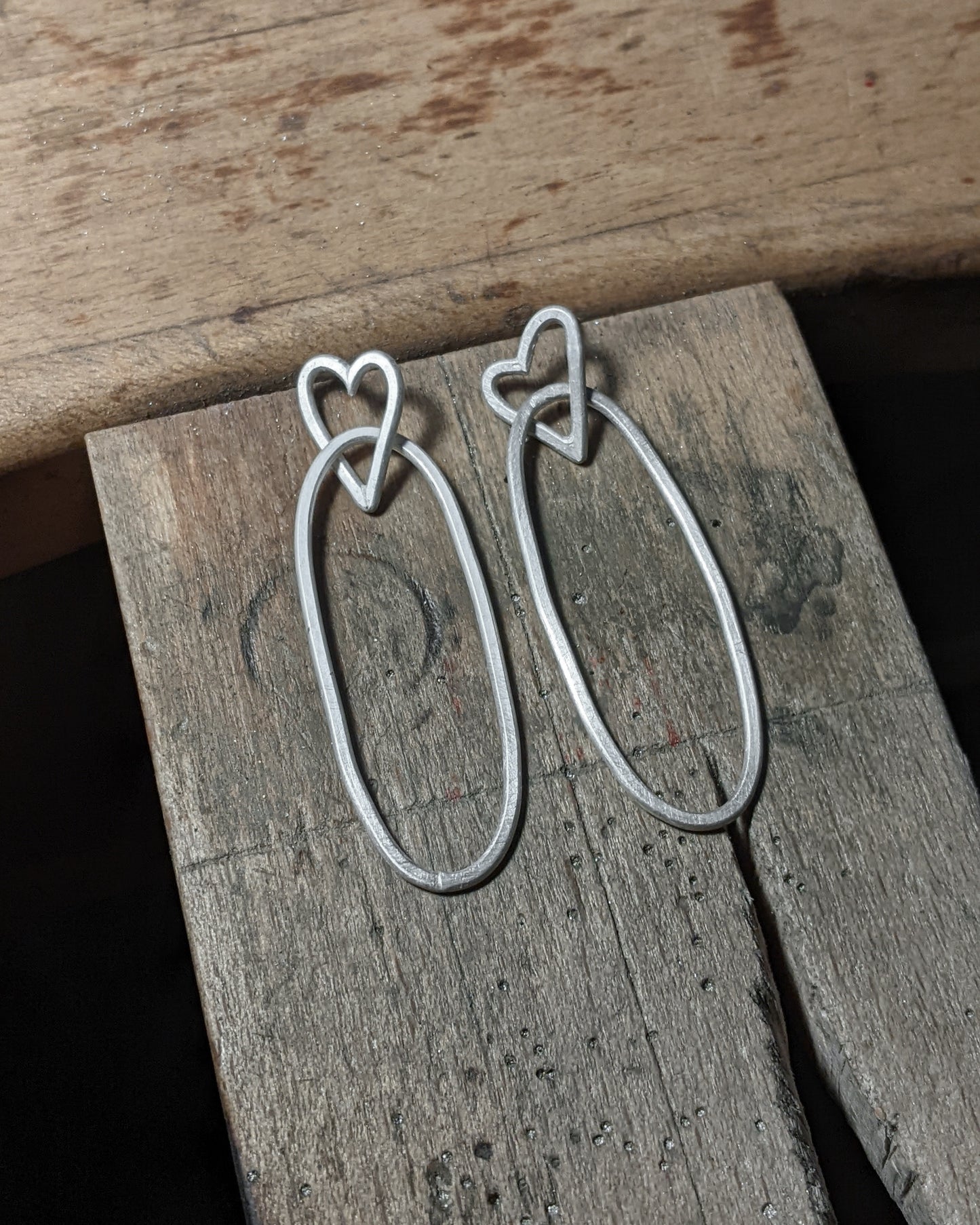 Une bague ou des boucles d'oreilles
