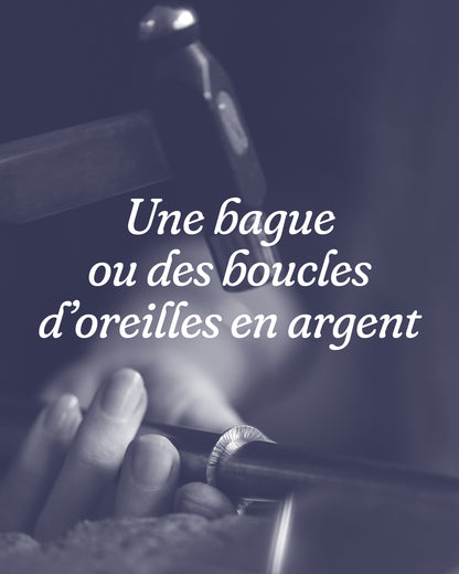 Une bague ou des boucles d'oreilles en argent